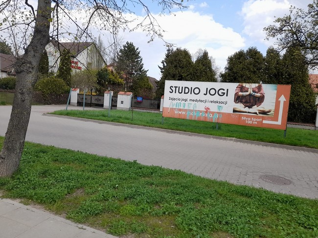 Studio Jogi baner przy ul. Puławskiej