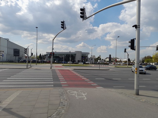 W zdłuż ulicy Puławskiej rowerzyści mają drogi rowerowe, po lewej stronie jadąc w stronę Piaseczna droga rowerowa pokrywa 100% długości od Warszawianki do Piaseczna.